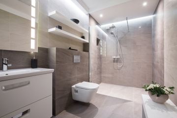 Uusittu moderni kylpyhuone